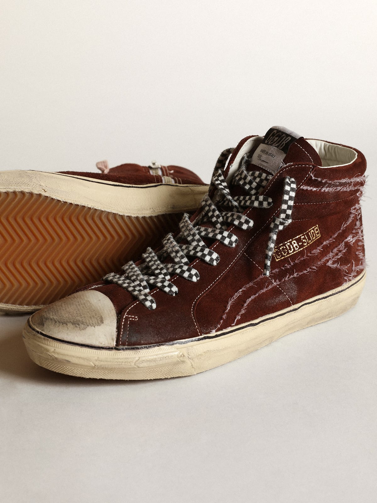 Sneaker Slide in suede color cioccolato con stella e virgola con impunture bianche