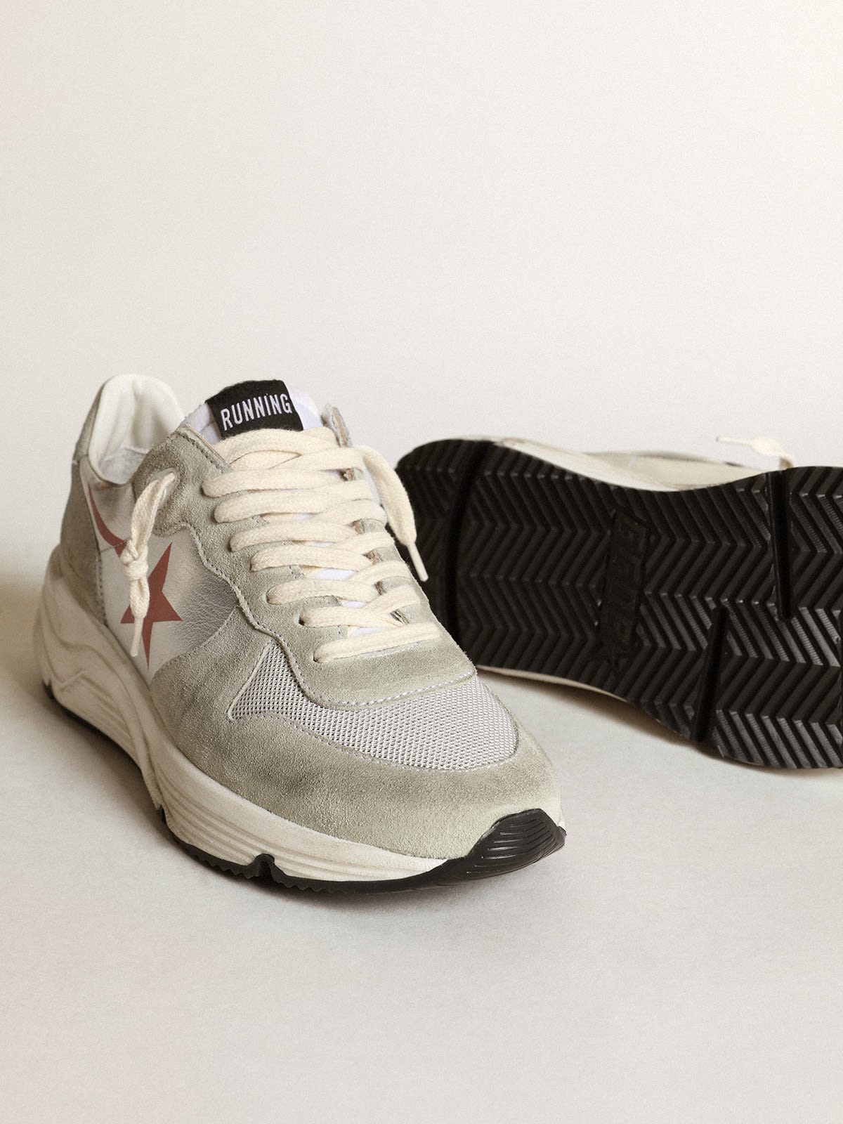 Sneaker Running Sole in pelle laminata color argento con inserti in suede grigio ghiaccio