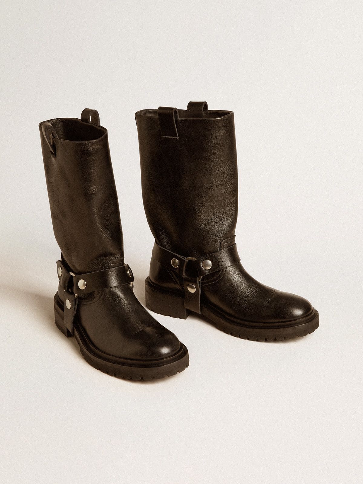 Kurt boots in glossy black leather with silver-colored buckle and studs