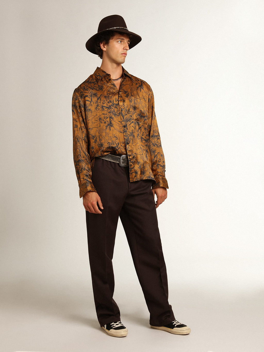 Camicia Collezione Journey di colore marrone dorato con stampa notebook