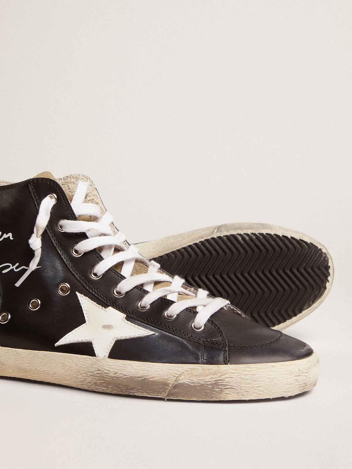 Sneaker Francy con tomaia in pelle nera e stella in pelle bianca