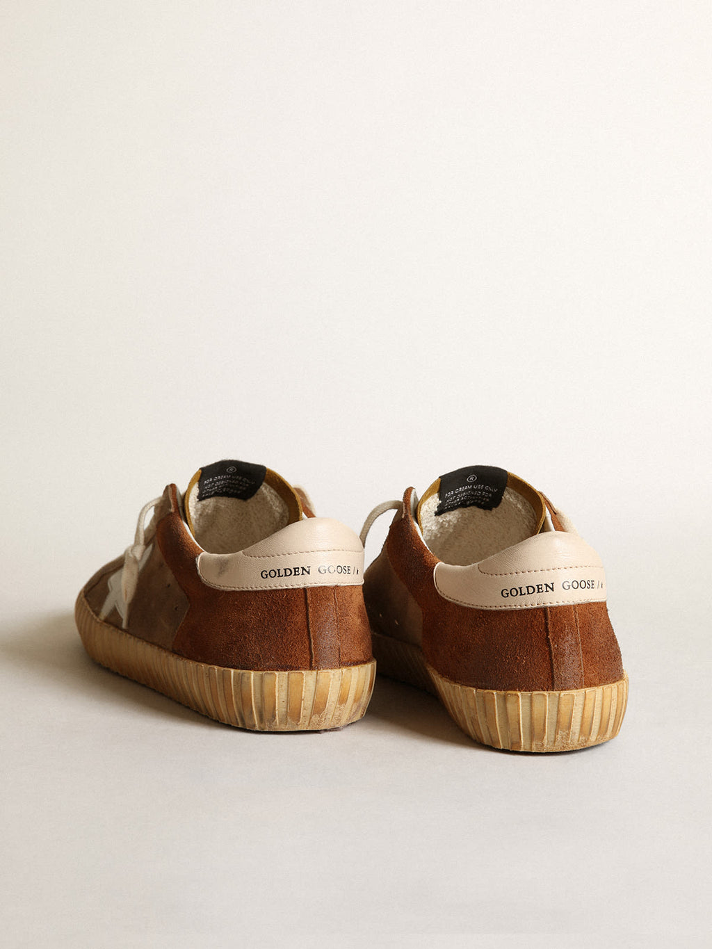 Sneaker Super-Star uomo in suede color tabacco e marrone con stella in pelle bianca