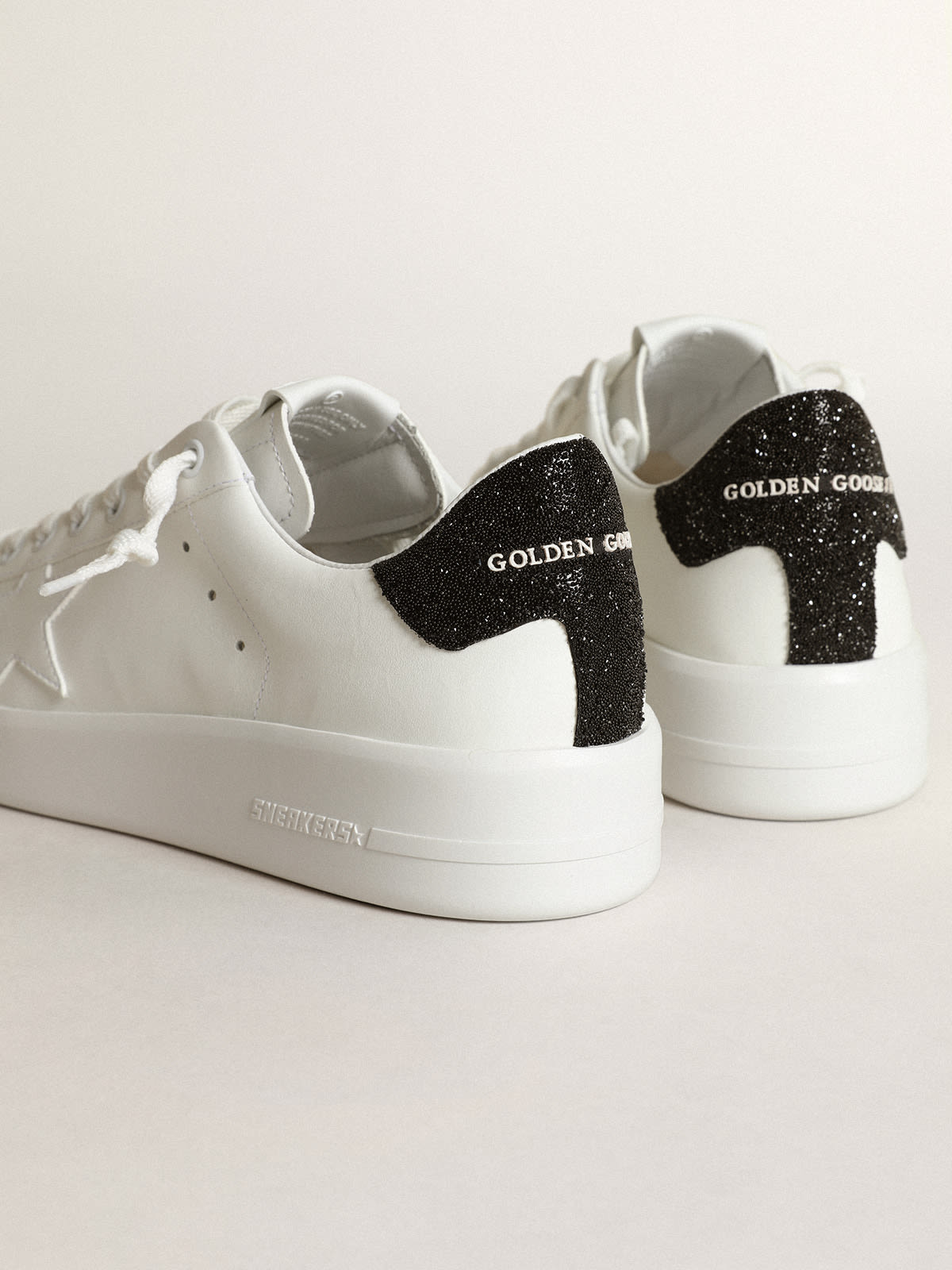 Sneaker Purestar in pelle bianca con stella ton sur ton e talloncino in cristalli Swarovski neri