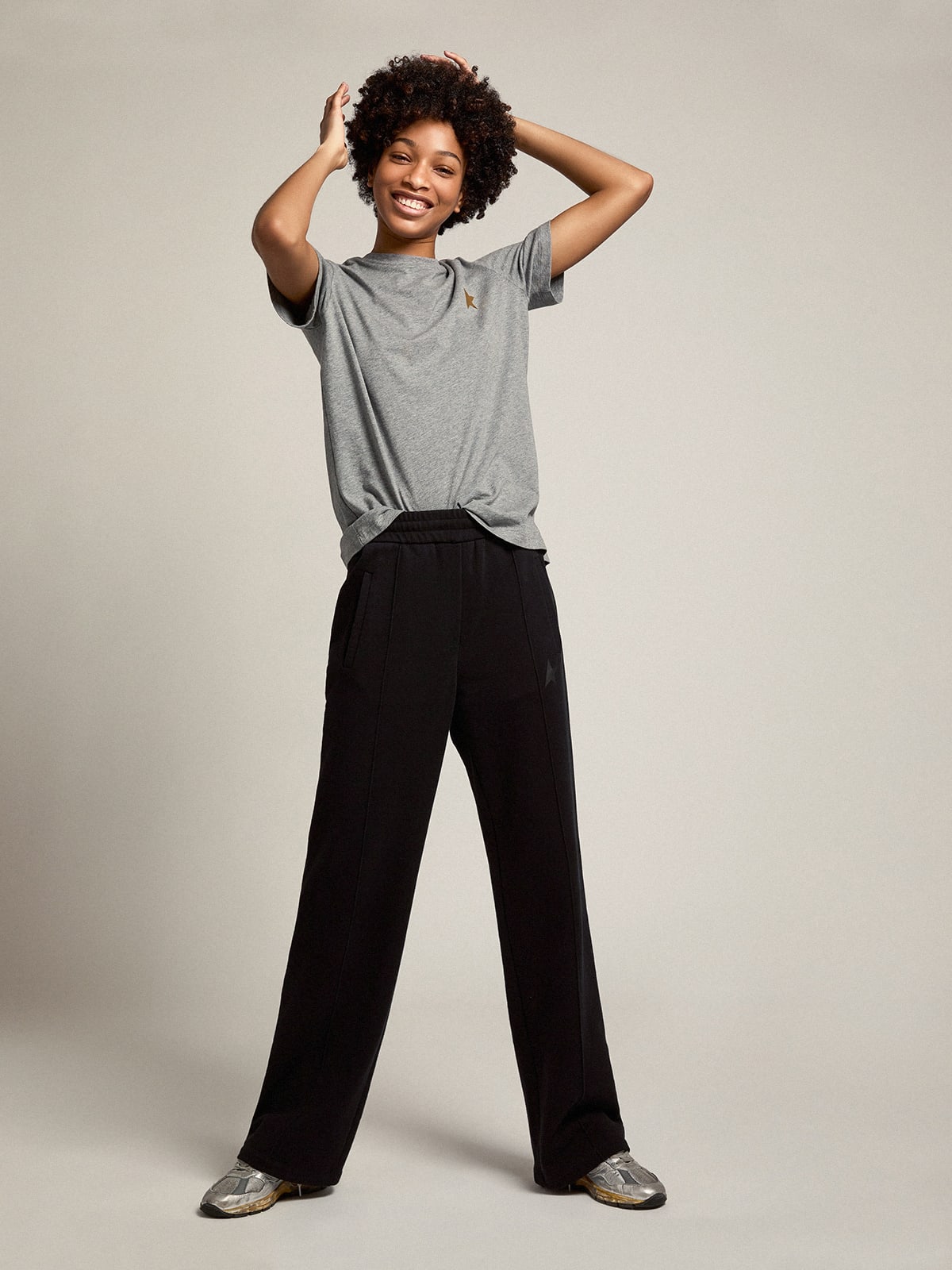 Pantalone jogging di colore nero con stella sul davanti