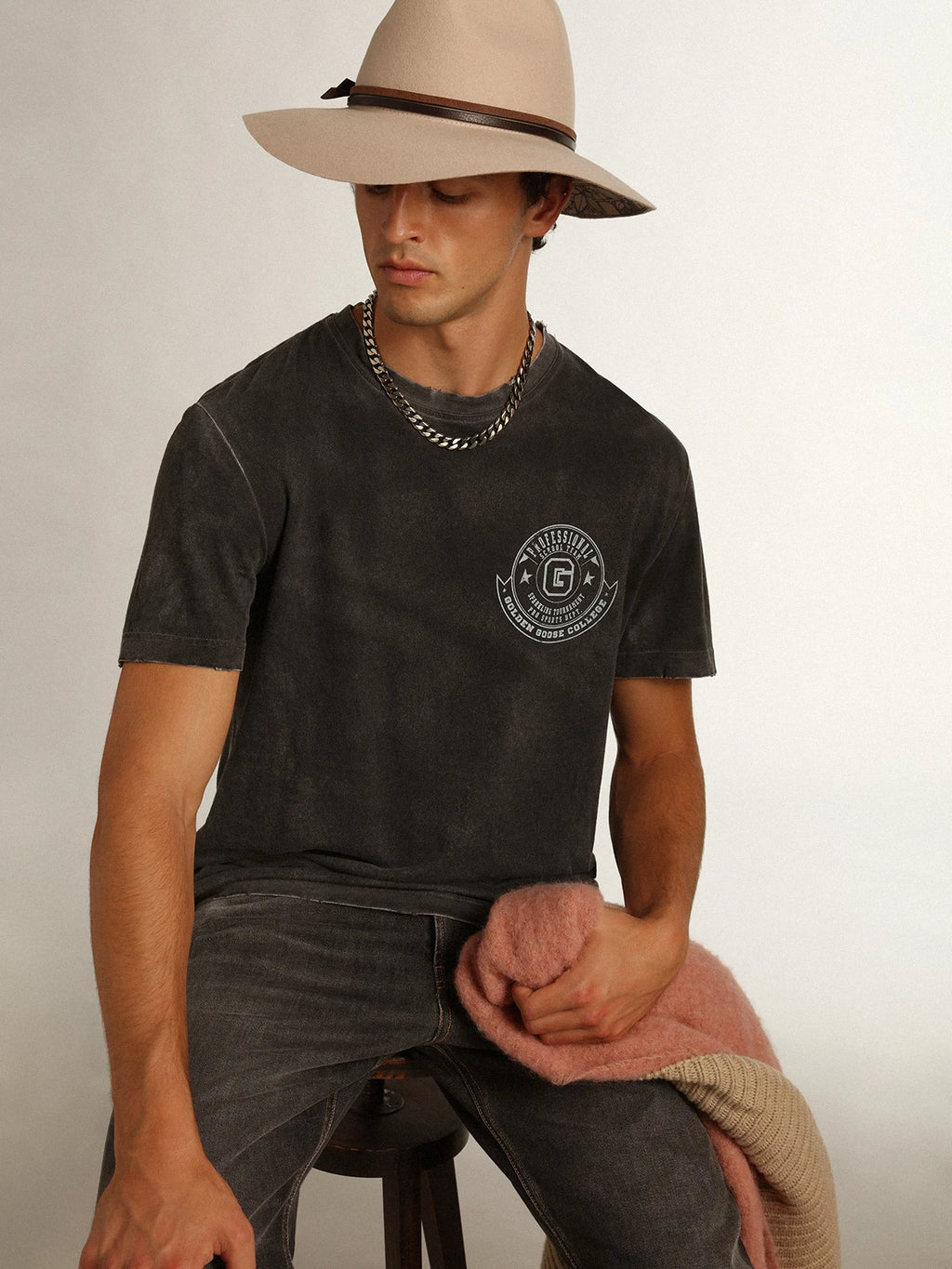 T-shirt grigia Collezione Journey dall'effetto invecchiato con stampa color seagrass a contrasto sul davanti e rotture manuali sui profili