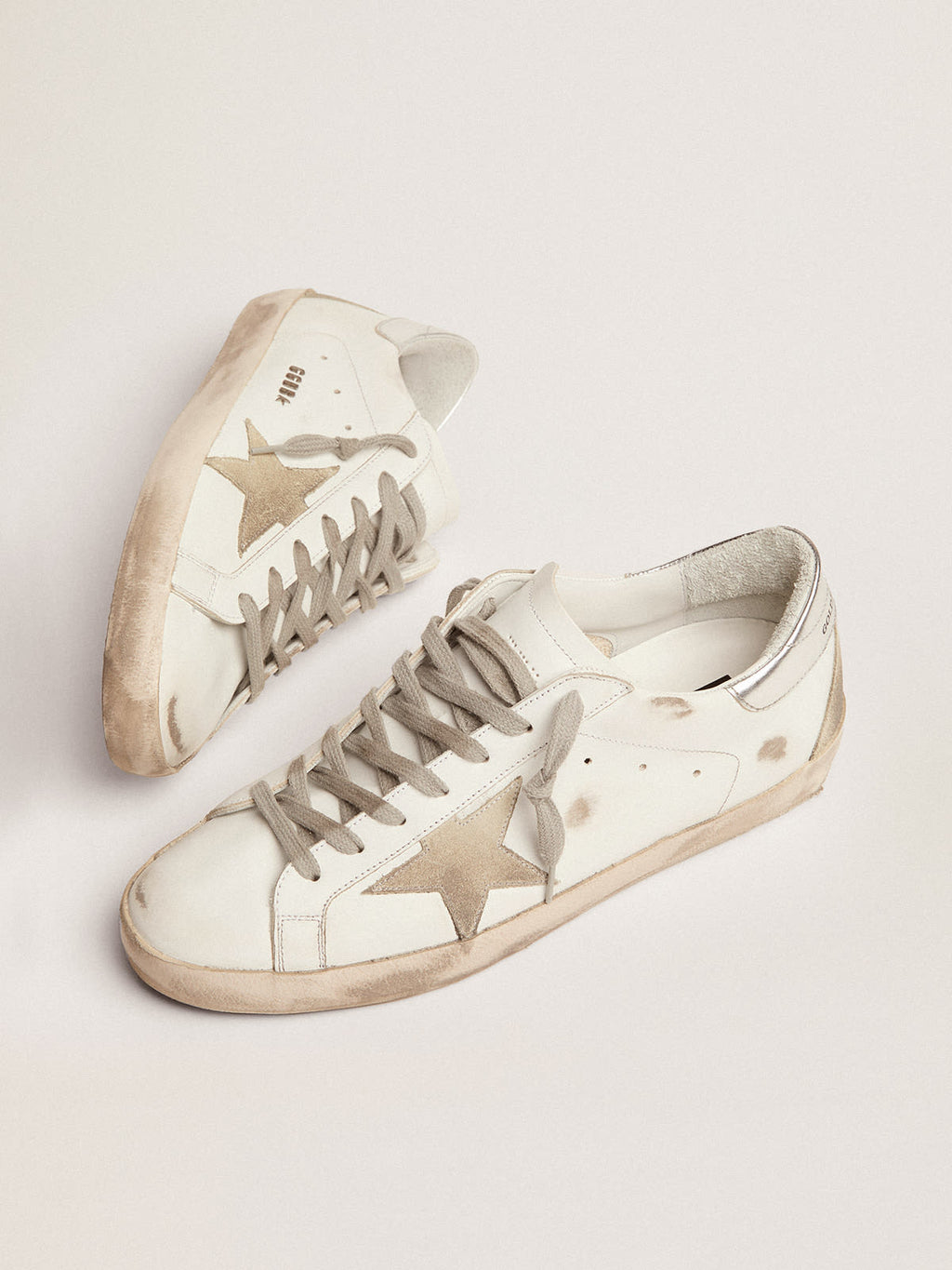 Sneakers Super-Star uomo con talloncino argentato e metal studs lettering