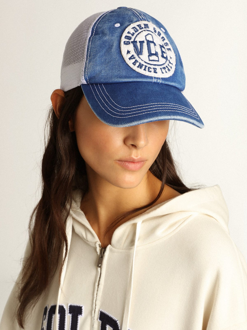 Cappellino di cotone bluette vintage con rete bianca e patch sul davanti