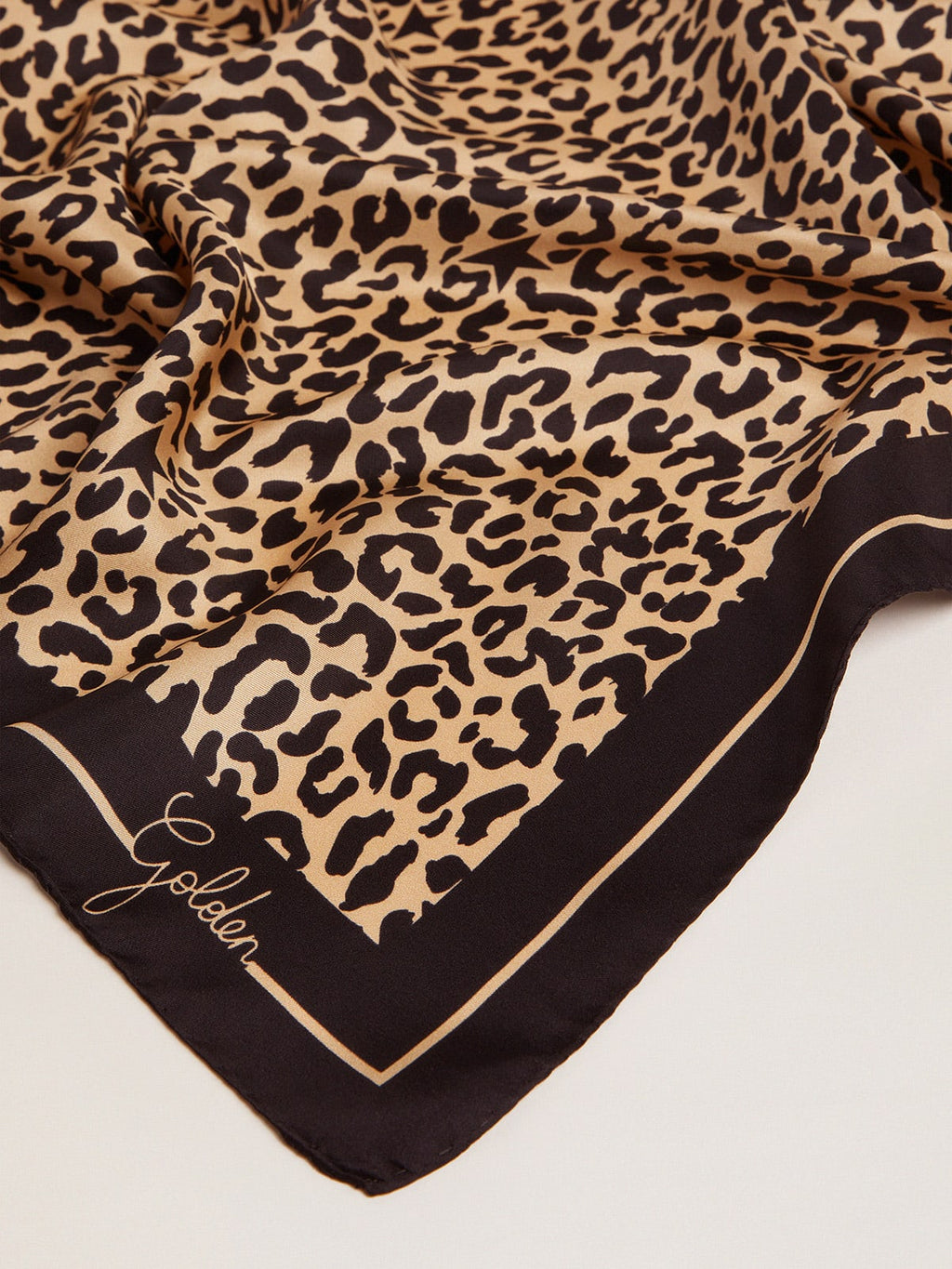 Foulard Collezione Golden di colore nero con stampa leopardata