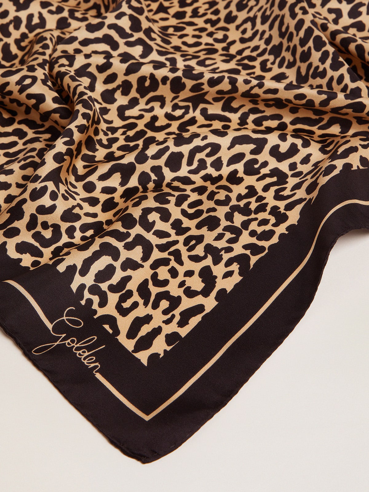 Foulard Collezione Golden di colore nero con stampa leopardata