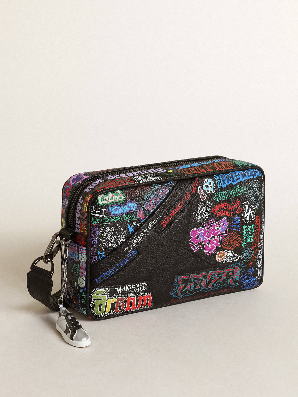 Borsa Star Bag in pelle martellata nera con stella in pelle nera e stampa multicolore all-over