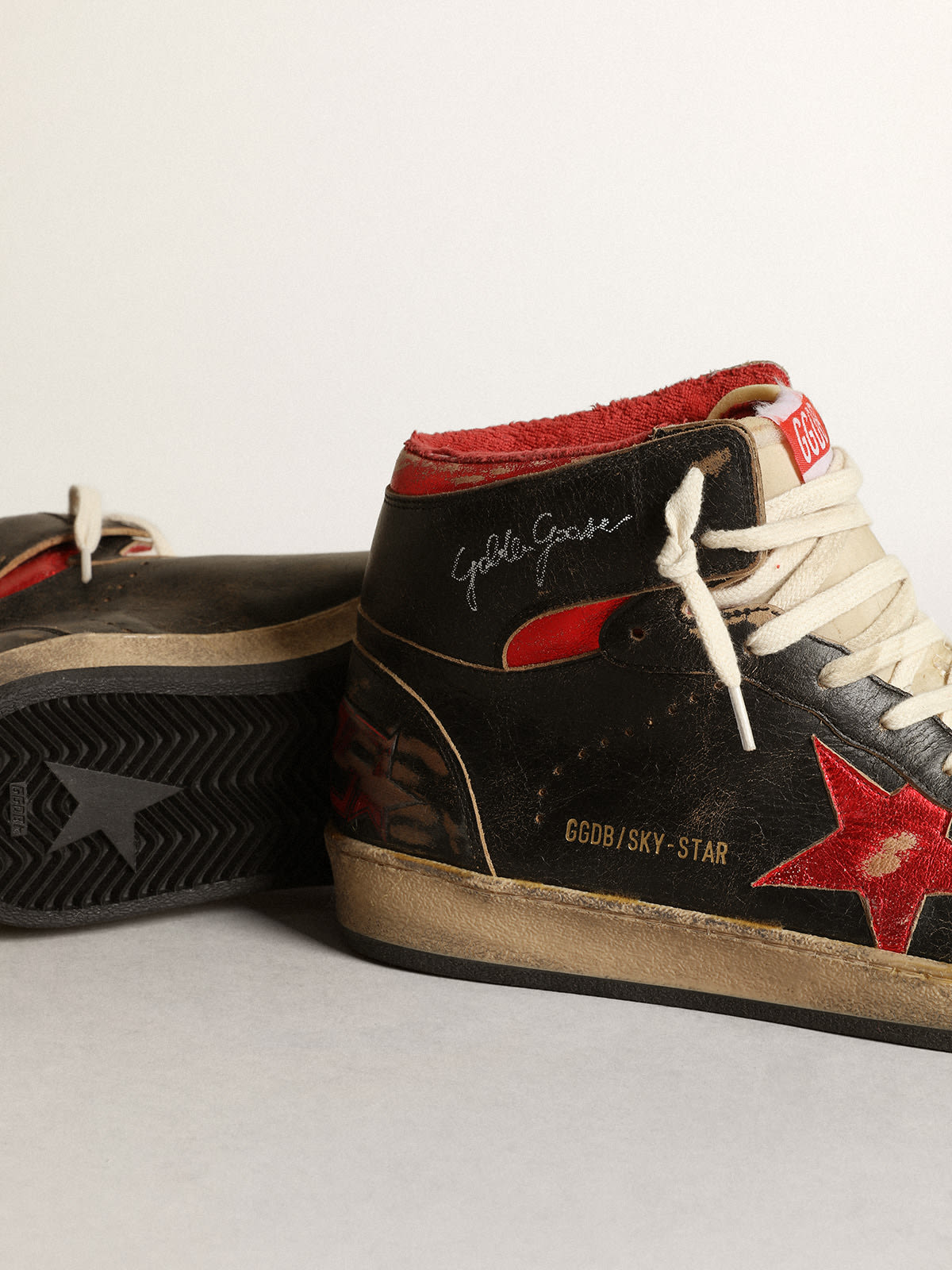 Sneaker Sky-Star Uomo in pelle lucida nera con stella in pelle laminata rossa