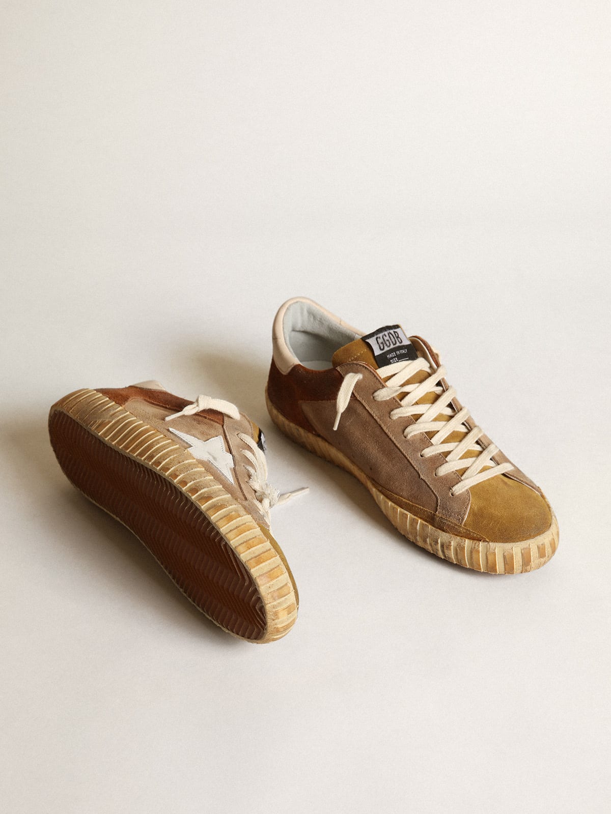 Sneaker Super-Star uomo in suede color tabacco e marrone con stella in pelle bianca